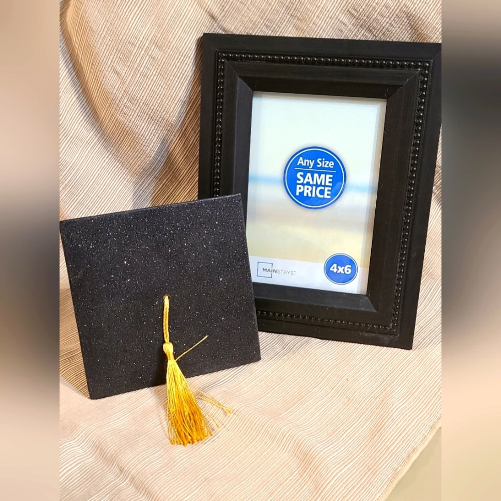 Graduation lot: 4x6 black decorative frame, 5x5x1 gift box